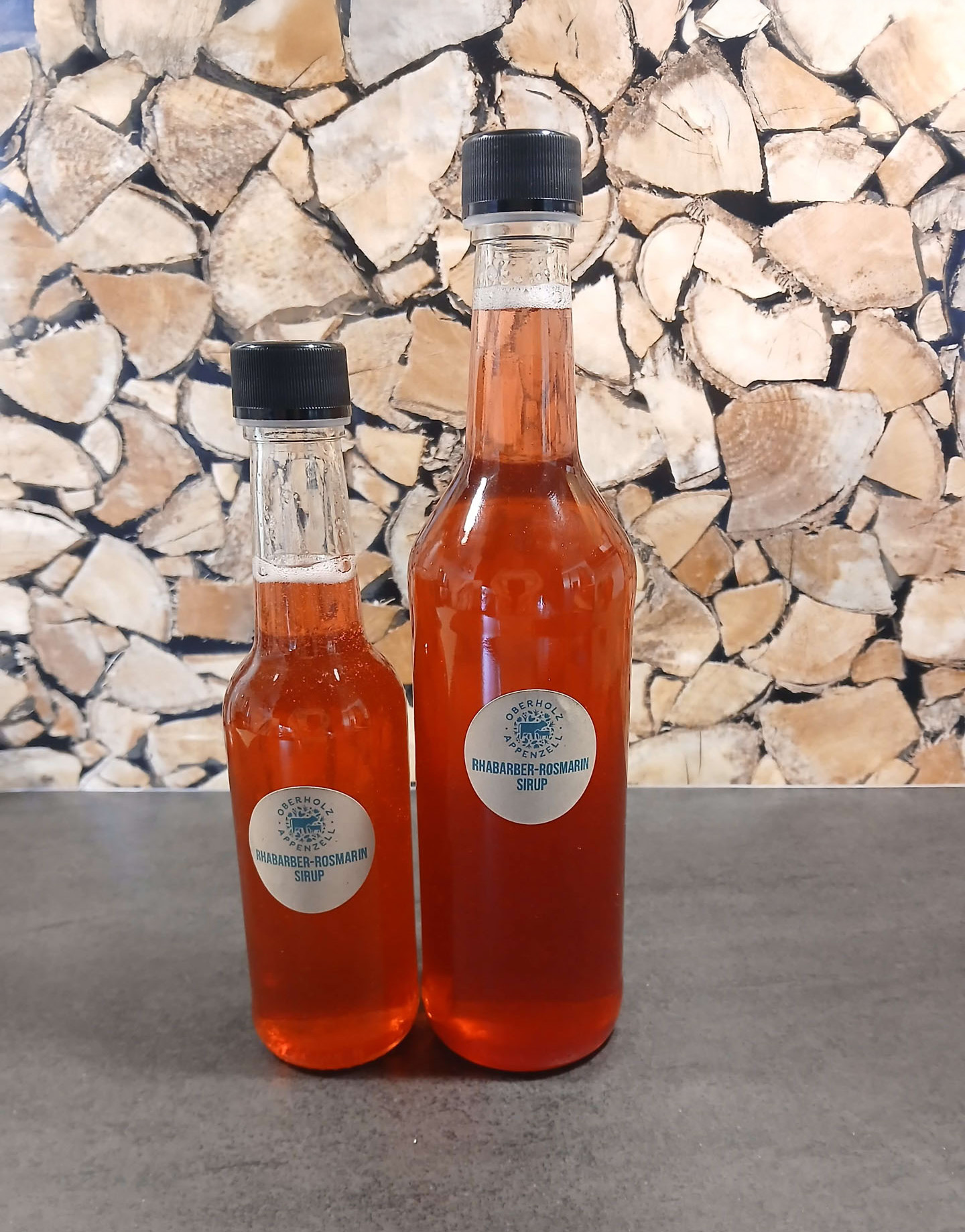 Rhabarber-Rosmarin-Sirup vom Hof Oberholz, Appenzell in Glasflaschen